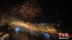 （新春走基层）穗港同庆共迎新春 低空光影烟花汇演在广州上演